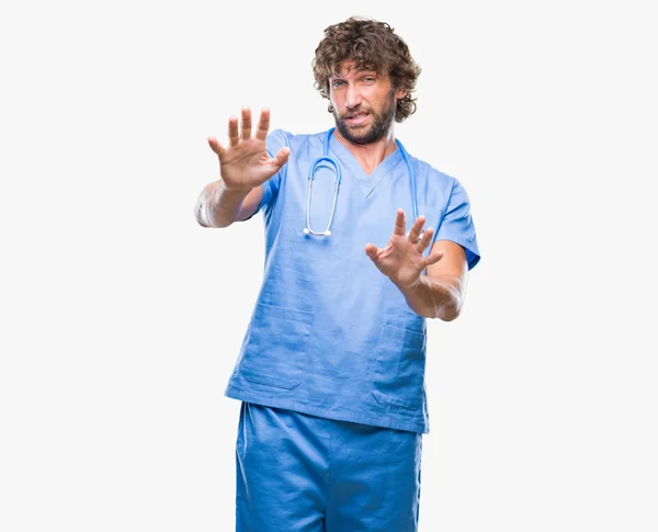 Hezký Hispánský Chirurg Lékař Muž Izolované Pozadí Strach Hrůzu Strach — Stock fotografie
