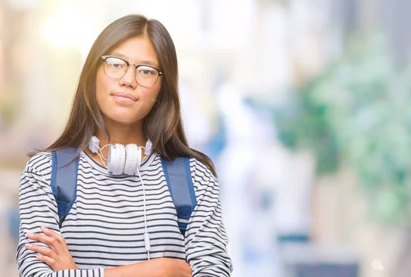 Jonge Aziatische Student Vrouw Hoofdtelefoons Rugzak Dragen Geïsoleerd Achtergrond Blij — Stockfoto