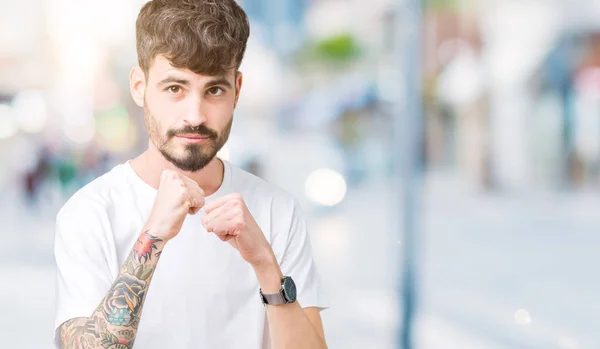 Joven Hombre Guapo Con Camiseta Blanca Sobre Fondo Aislado Listo —  Fotos de Stock