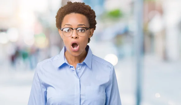 Jovem Mulher Negócios Afro Americana Bonita Sobre Fundo Isolado Com — Fotografia de Stock