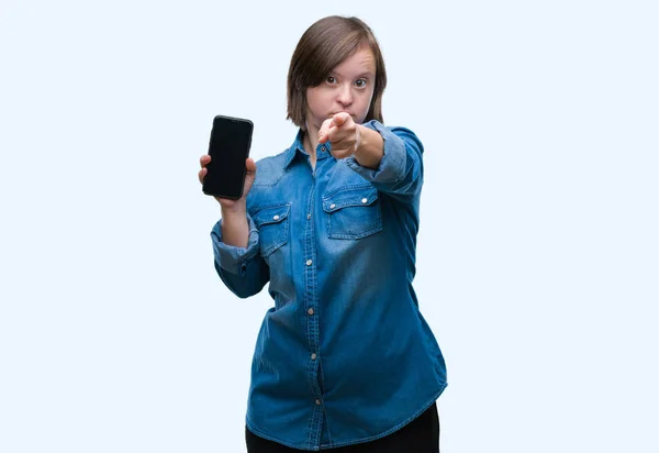 Молода Доросла Жінка Синдромом Дауна Показує Екран Смартфона Над Ізольованим — стокове фото