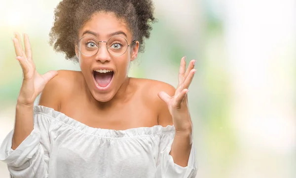 Mujer Afroamericana Joven Con Gafas Sobre Fondo Aislado Celebrando Loco —  Fotos de Stock