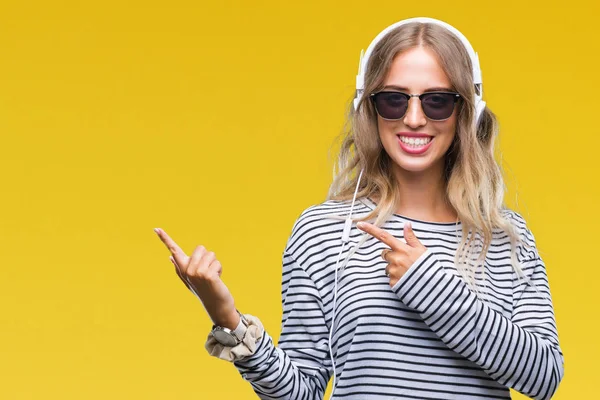 Schöne Junge Blonde Frau Mit Kopfhörern Und Sonnenbrille Über Isoliertem — Stockfoto