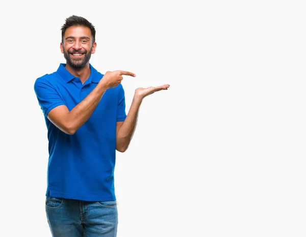 Volwassen Spaanse Man Geïsoleerde Achtergrond Verbaasd Lachend Naar Camera Tijdens — Stockfoto