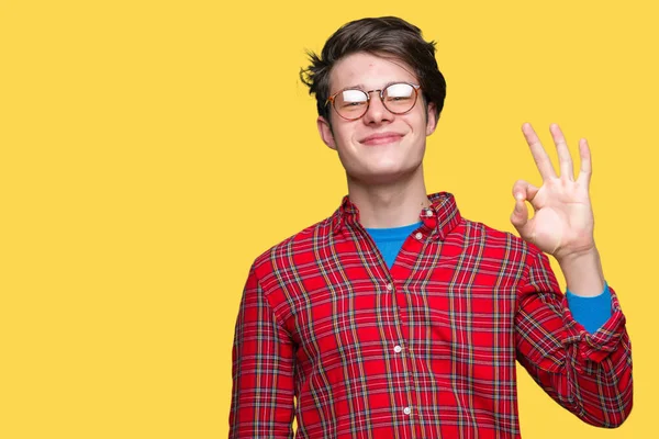 Ung Vacker Man Bär Glasögon Över Isolerade Bakgrund Leende Positiva — Stockfoto