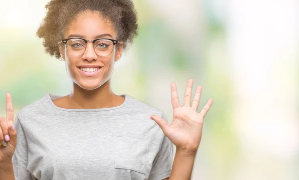 Unga Afro Amerikansk Kvinna Bär Glasögon Över Isolerade Bakgrund Visar — Stockfoto