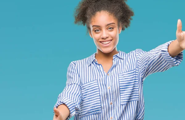 Joven Mujer Afroamericana Sobre Fondo Aislado Mirando Cámara Sonriendo Con — Foto de Stock