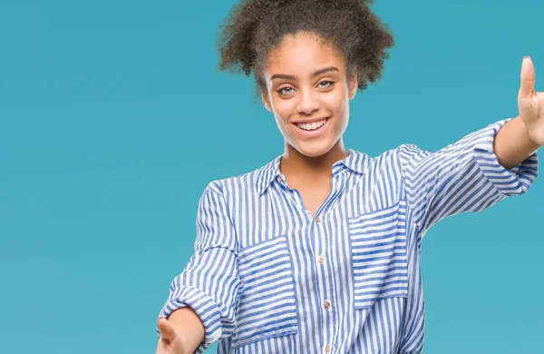 Jovem Afro Americana Sobre Fundo Isolado Olhando Para Câmera Sorrindo — Fotografia de Stock