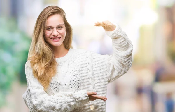 Giovane Bella Donna Bionda Indossa Maglione Invernale Occhiali Sole Sfondo — Foto Stock