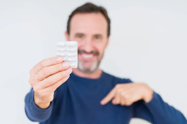 Senior Mannen Innehar Farmaceutiska Piller Över Isolerade Bakgrund Med Överraskning — Stockfoto