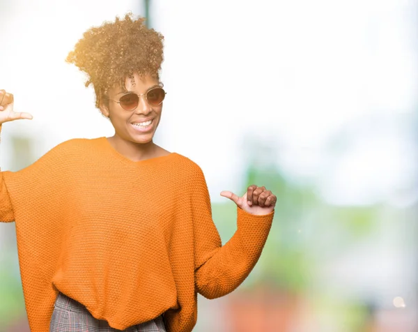 Hermosa Mujer Afroamericana Joven Con Gafas Sol Sobre Fondo Aislado — Foto de Stock