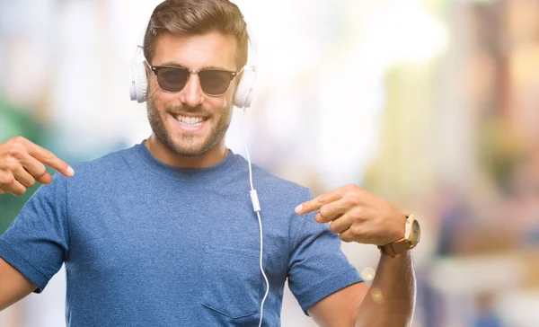 Jovem Homem Bonito Usando Fones Ouvido Ouvindo Música Sobre Fundo — Fotografia de Stock