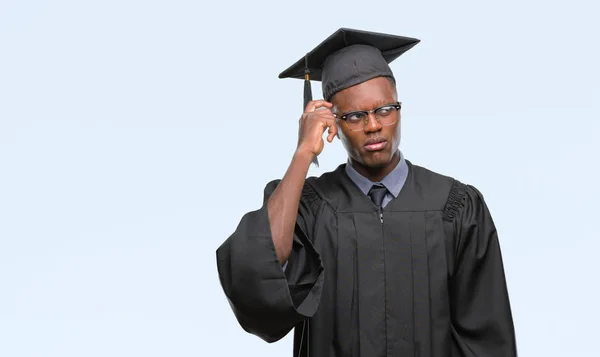 Молодой Афроамериканец Высшим Образованием Изолированном Фоне Сбивает Толку Задается Вопросом — стоковое фото