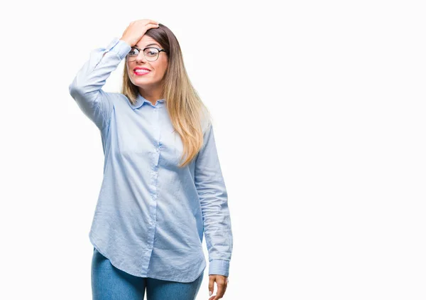 Jovem Mulher Negócios Bonita Usando Óculos Sobre Fundo Isolado Surpreso — Fotografia de Stock
