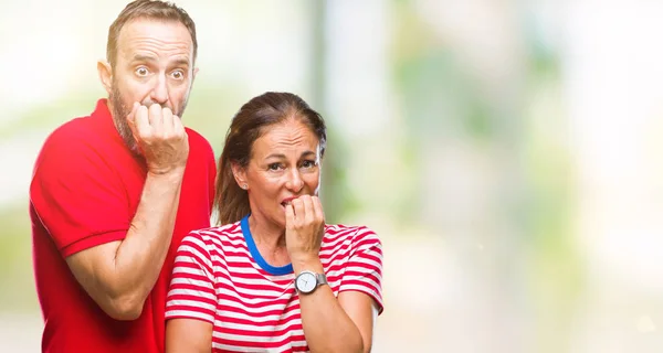 Middelbare Leeftijd Hispanic Paar Verliefd Geïsoleerde Achtergrond Zoek Gestresst Nerveus — Stockfoto