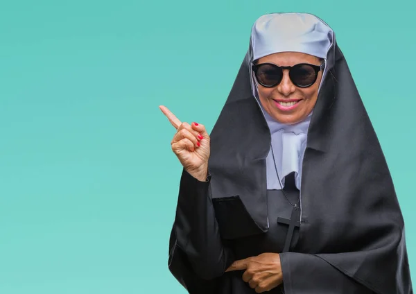 Женщина Старшей Католической Монахини Средних Лет Солнечных Очках Изолированном Фоне — стоковое фото