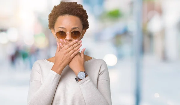 Mooie Jonge African American Vrouw Dragen Van Een Zonnebril Geïsoleerde — Stockfoto