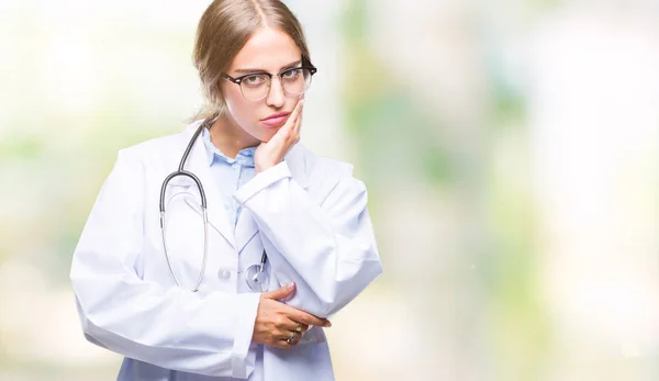 Bela Jovem Loira Médico Mulher Vestindo Médico Uniforme Sobre Isolado — Fotografia de Stock