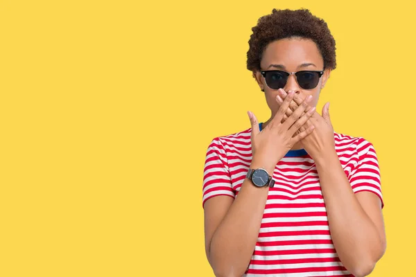 Linda Jovem Afro Americana Usando Óculos Sol Sobre Fundo Isolado — Fotografia de Stock