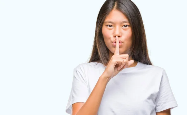 Jonge Aziatische Vrouw Geïsoleerde Achtergrond Vragen Stil Met Vinger Lippen — Stockfoto