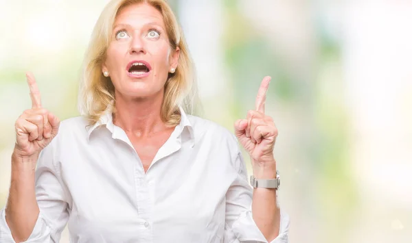 Middle Age Blonde Business Woman Isolated Background Amazed Surprised Looking — Stock Photo, Image