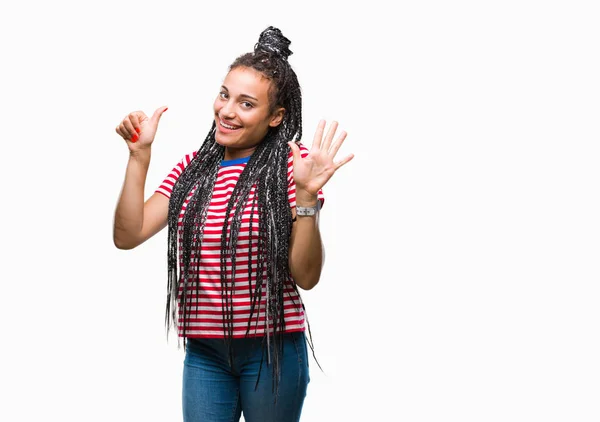 Молоді Плетені Афроамериканців Волосся Дівчина Над Ізольованих Фону Показуючи Вказуючи — стокове фото