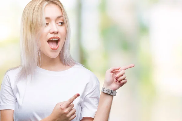 Joven Rubia Sobre Fondo Aislado Sonriendo Mirando Cámara Apuntando Con —  Fotos de Stock