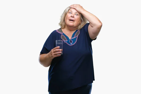Senior Size Mulher Caucasiana Beber Copo Água Sobre Fundo Isolado — Fotografia de Stock