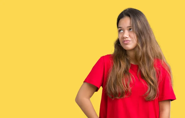 Mulher Morena Bonita Nova Vestindo Camiseta Vermelha Sobre Fundo Isolado — Fotografia de Stock