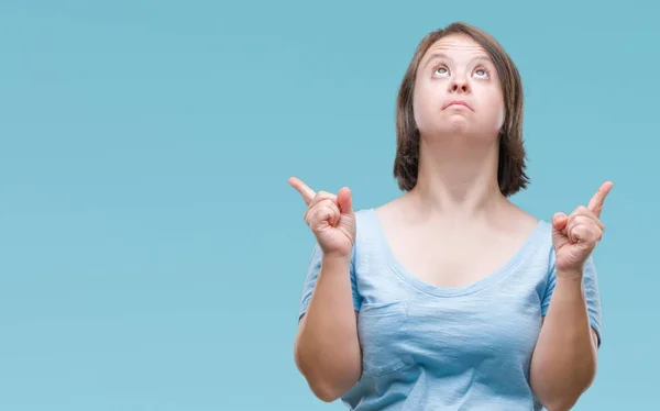 Mujer Adulta Joven Con Síndrome Sobre Fondo Aislado Asombrada Sorprendida — Foto de Stock