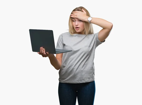 Νεαρή Γυναίκα Καυκάσιος Χρησιμοποιώντας Υπολογιστή Φορητό Υπολογιστή Πέρα Από Απομονωμένο — Φωτογραφία Αρχείου