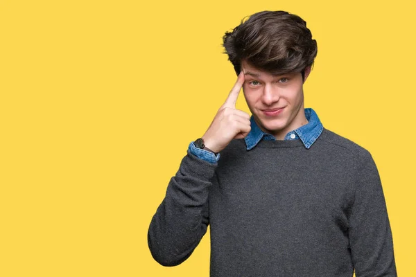 Joven Hombre Elegante Guapo Sobre Fondo Aislado Sonriendo Señalando Cabeza — Foto de Stock