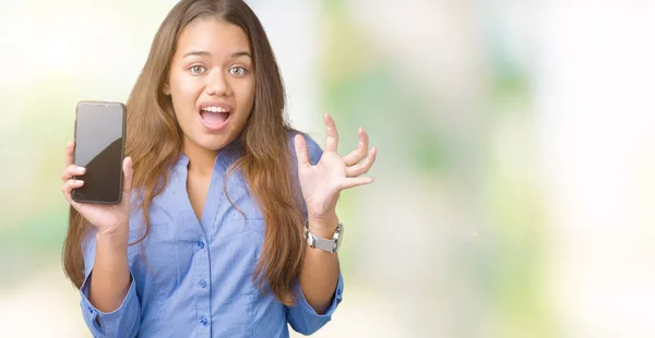 Jovem Mulher Negócios Bonita Morena Mostrando Tela Smartphone Sobre Fundo — Fotografia de Stock