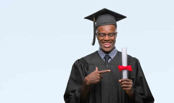 Joven Graduado Afroamericano Hombre Sosteniendo Grado Sobre Fondo Aislado Muy — Foto de Stock