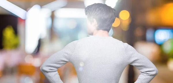 Joven Hombre Guapo Usando Suéter Invierno Sobre Fondo Aislado Pie —  Fotos de Stock