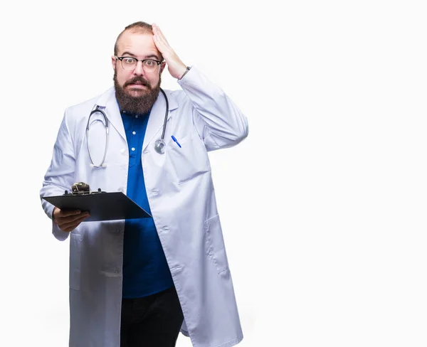 Jeune Homme Médecin Tenant Presse Papiers Sur Fond Isolé Stressé — Photo