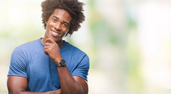 Afro Amerikansk Man Över Isolerade Bakgrund Ser Självsäker Kameran Med — Stockfoto