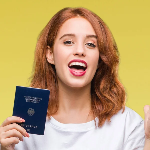 Молода Красива Жінка Тримає Паспорт Німців Над Ізольованим Тлом Дуже — стокове фото