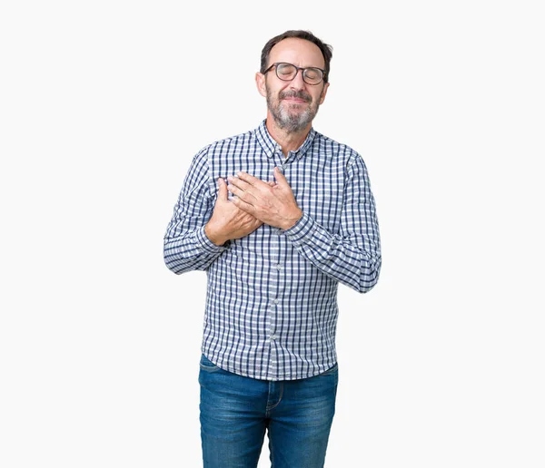 ハンサムな中年エレガントなシニア ビジネス男が眼鏡をかけて目を閉じて胸に手と感謝のジェスチャーの顔に笑みを浮かべて隔離された背景の上 健康の概念 — ストック写真