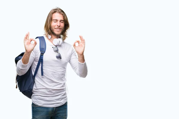 Junger Gutaussehender Touristenmann Mit Langen Haaren Rucksack Über Isoliertem Hintergrund — Stockfoto