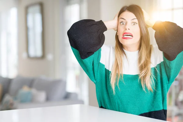 Jovem Mulher Bonita Vestindo Suéter Inverno Casa Louco Assustado Com — Fotografia de Stock