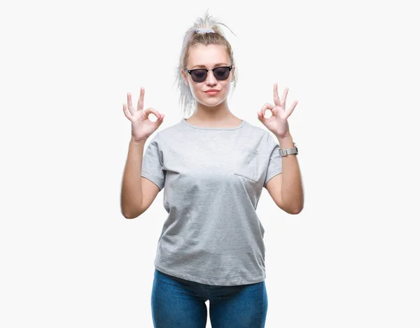 Mujer Rubia Joven Con Gafas Sol Sobre Fondo Aislado Relajarse — Foto de Stock