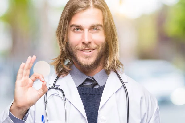 Giovane Bell Uomo Medico Con Capelli Lunghi Sfondo Isolato Sorridente — Foto Stock