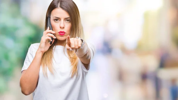 Junge Schöne Frau Telefoniert Mit Smartphone Über Isolierten Hintergrund Und — Stockfoto