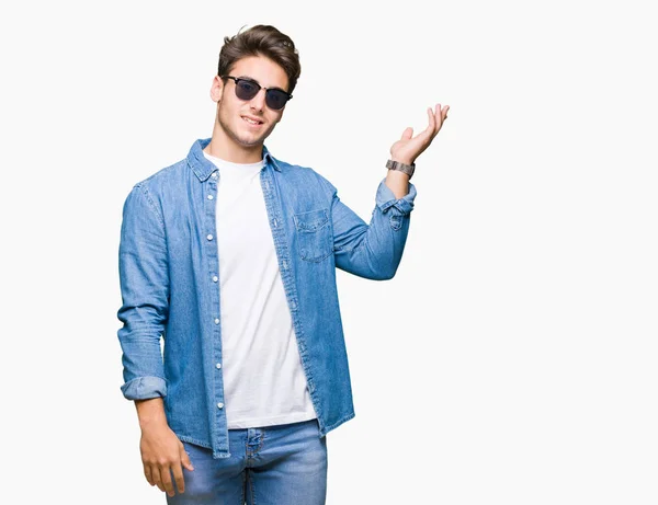 Young Handsome Man Wearing Sunglasses Isolated Background Smiling Cheerful Presenting — Stock Photo, Image