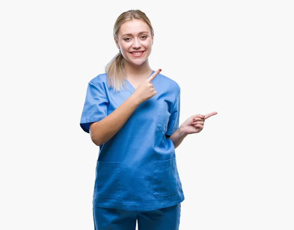 Ung Blond Kirurg Läkare Kvinna Bär Medicinsk Uniform Över Isolerade — Stockfoto