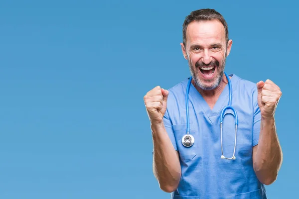 Médico Meia Idade Hoary Sênior Vestindo Uniforme Médico Sobre Fundo — Fotografia de Stock