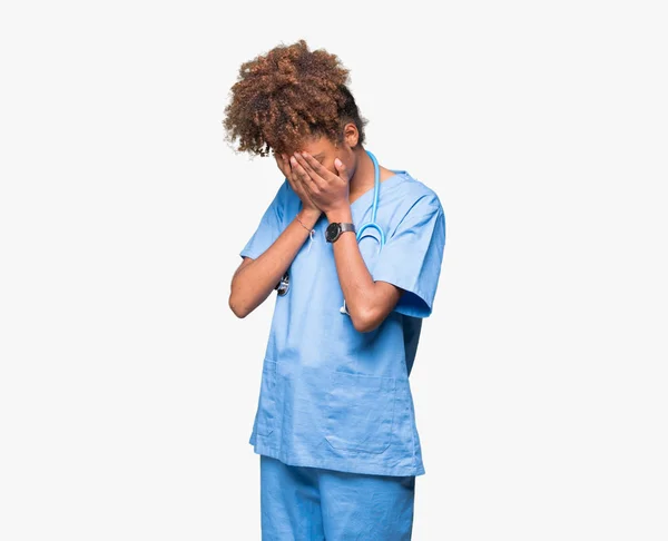 Jovem Médica Afro Americana Sobre Fundo Isolado Com Expressão Triste — Fotografia de Stock