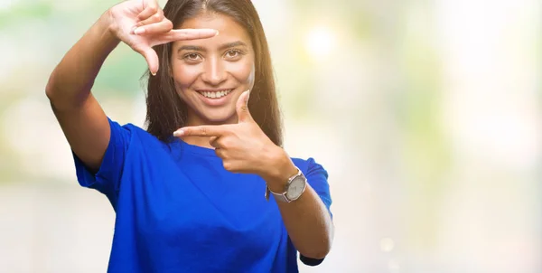 Jovem Bela Mulher Árabe Sobre Fundo Isolado Sorrindo Fazendo Quadro — Fotografia de Stock