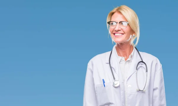 Médico Loira Meia Idade Mulher Sobre Fundo Isolado Sorrindo Olhando — Fotografia de Stock